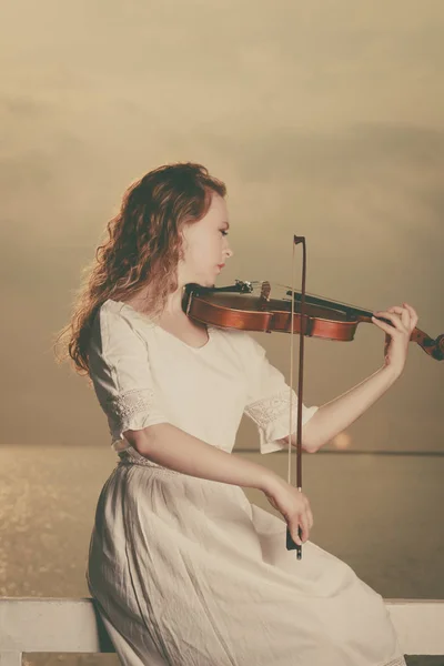 Woman playing violin on violin near beach — Stock Photo, Image