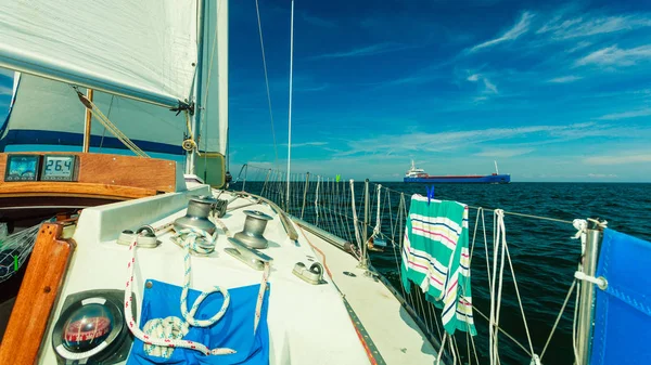 Яхта на паруснике в солнечную погоду — стоковое фото