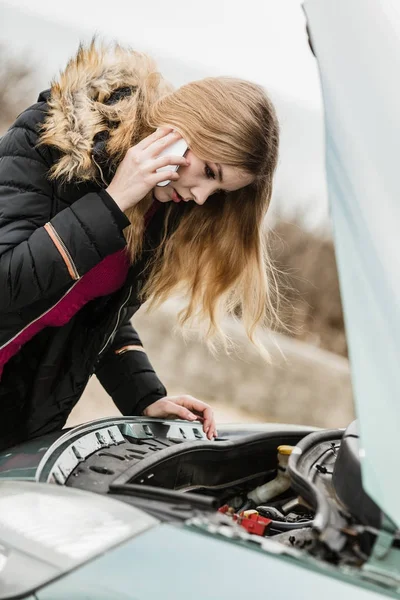 坏了的车，女人打电话给某人 — 图库照片