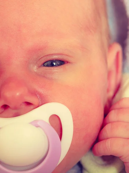 Primer plano del pequeño recién nacido acostado con pezón en la boca — Foto de Stock