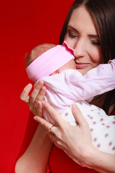 Madre sosteniendo a su pequeño bebé recién nacido —  Fotos de Stock