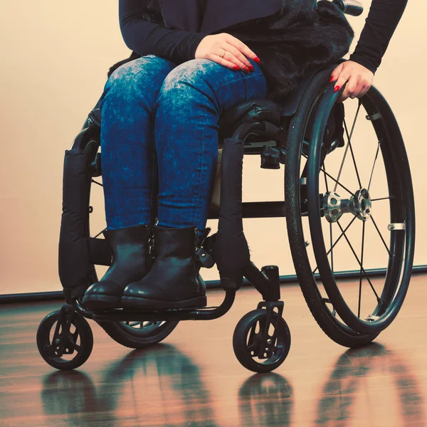 Mulher inválida em cadeira de rodas . — Fotografia de Stock