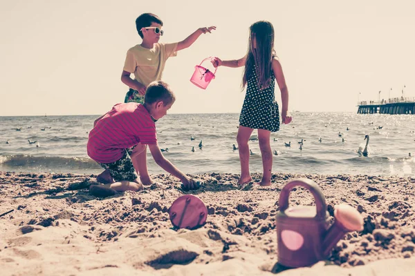 Niños jugando al aire libre en la playa . — Foto de Stock