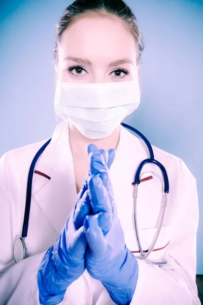 Porträt einer Ärztin in Maske — Stockfoto