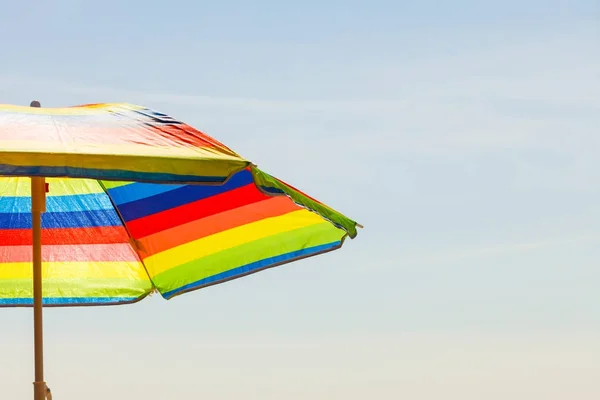 Paraguas de verano colorido sombrilla durante el verano — Foto de Stock