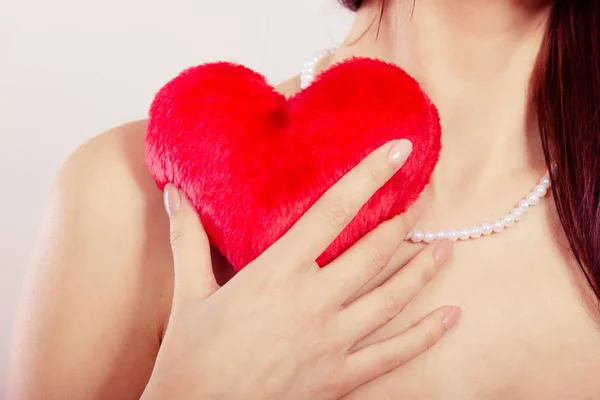 Vrouw houdt rood hart in hand closeup — Stockfoto