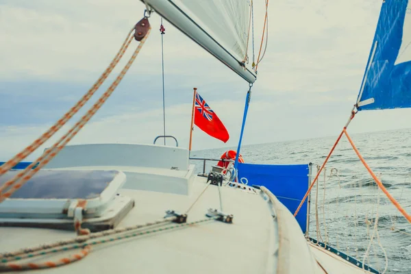 Rode civiele vlag Verenigd Koninkrijk vlag op zeilboot — Stockfoto