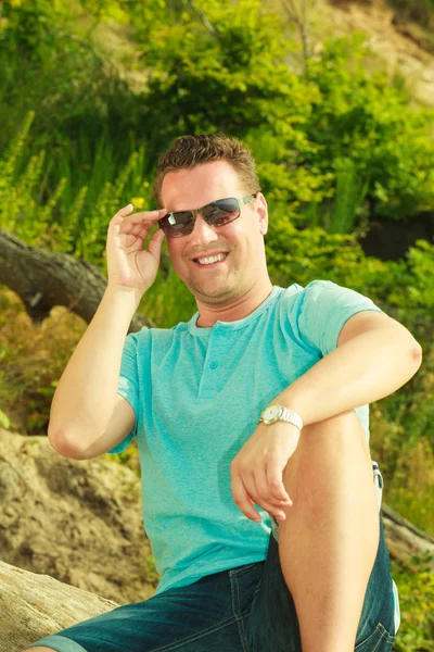 Beau homme relaxant sur la plage pendant l'été . — Photo