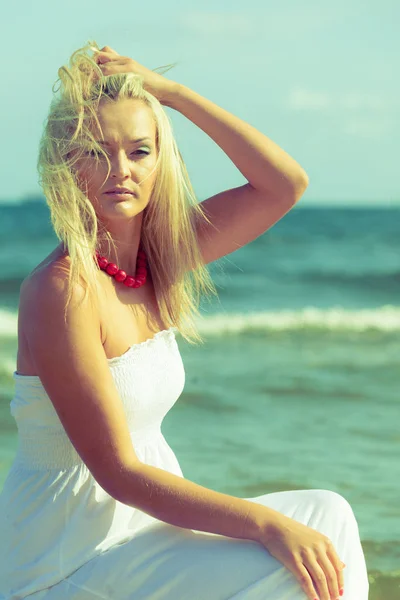 Young lady on sunny beach. — Stock Photo, Image