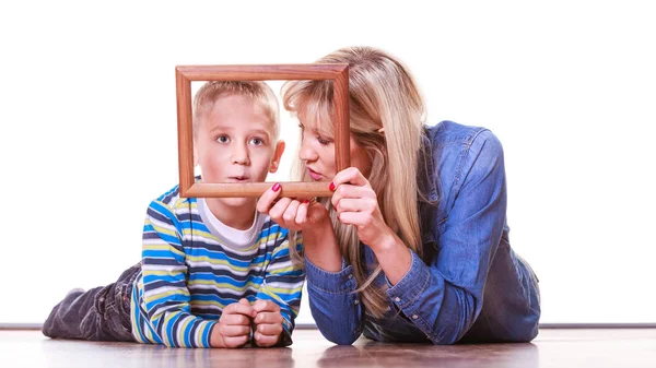 Anne ve oğlu boş çerçeve ile oynamak. — Stok fotoğraf