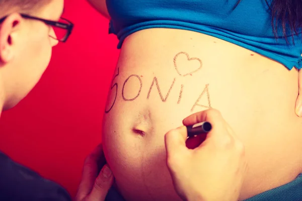 Těhotná žena břicho, otec na ni kreslit — Stock fotografie