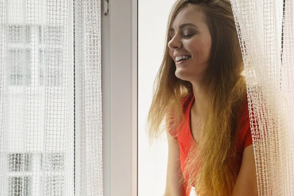 Mujer feliz sentada en el alféizar de la ventana, mañana energizante —  Fotos de Stock