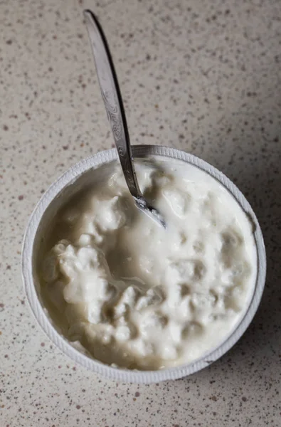 Detaljerade närbild av yoghurt med upphov — Stockfoto