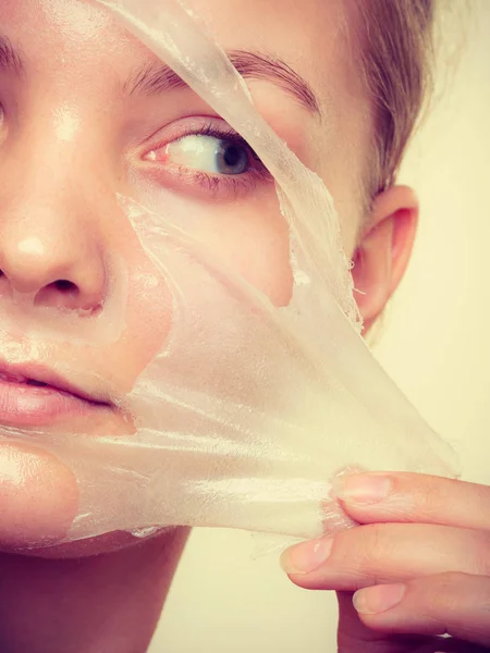 Vrouw facial peel off mask close-up verwijderen — Stockfoto