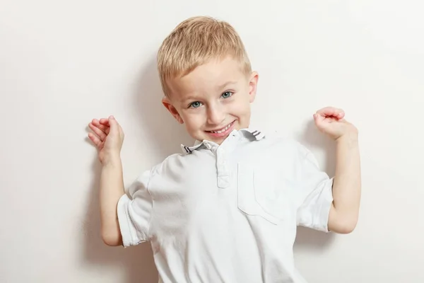 Маленький мальчик веселиться с забавными жестами — стоковое фото