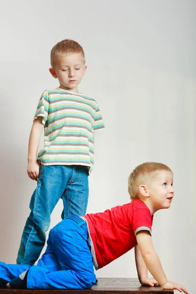 Dva malé chlapce sourozenci hrát společně na stole — Stock fotografie