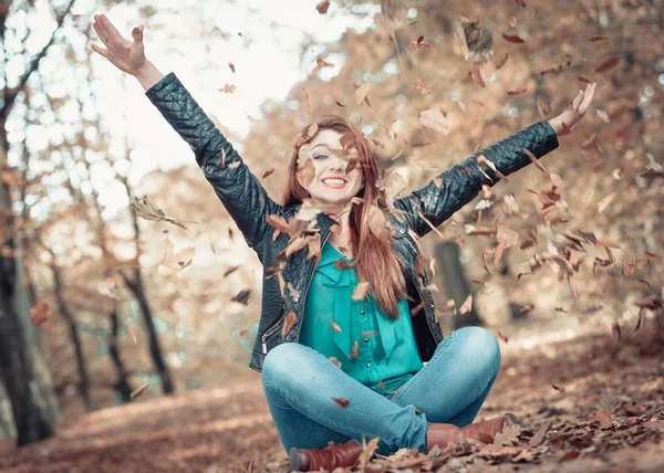 Crazy girl throwing leaves. — Stock Photo, Image