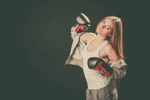 Femme avec des gants de boxe porter des vêtements de sport . — Photo