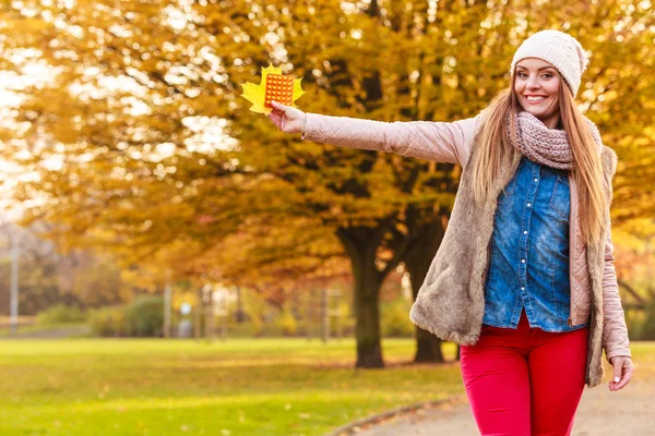 Woman with vitamins for autumn. — Stock Photo, Image