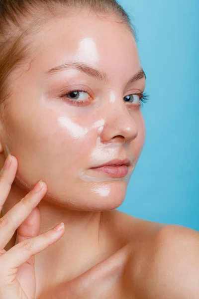 Vrouw in facial peel off mask. — Stockfoto