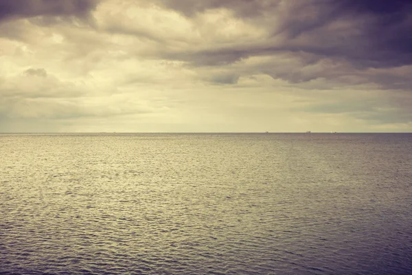 Idyllische Aufnahme von horizontalem Meerwasser und Himmel — Stockfoto