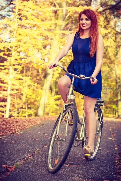 Mladý zázvor vlasy dívka na kole. — Stock fotografie