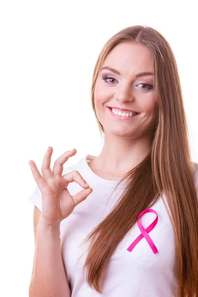 Ruban de cancer rose femme sur la poitrine faisant signe ok — Photo