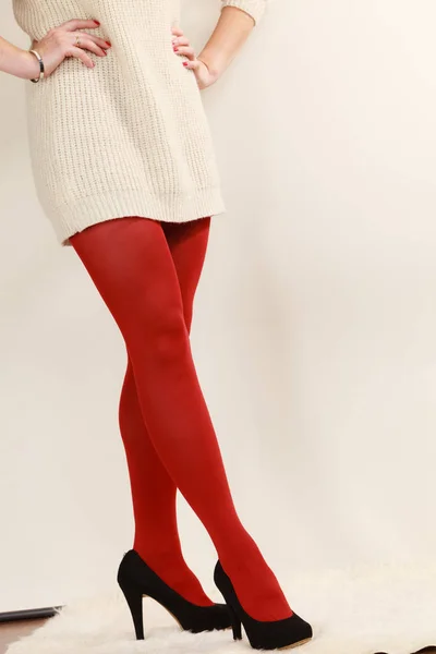 Piernas de mujer en color rojo vívido pantimedias zapatos de tacón alto negro —  Fotos de Stock