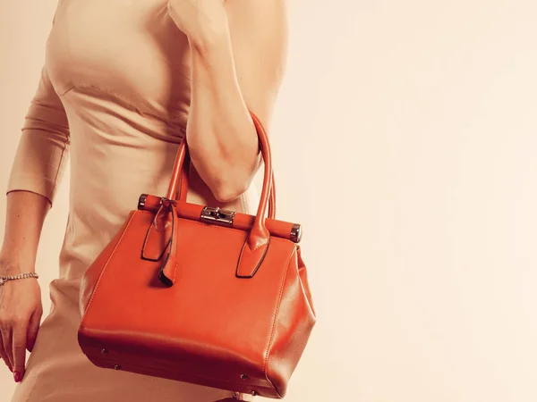 Элегантная женщина держит коричневую сумочку — стоковое фото