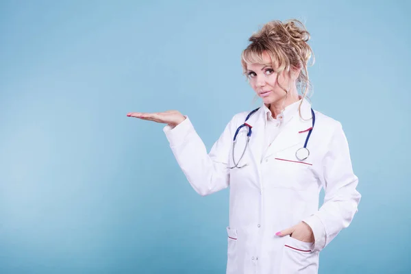 Kvinnliga läkare visar kopia utrymme. — Stockfoto