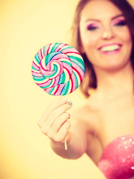 Frau mit bunten Lutschbonbons in der Hand. — Stockfoto