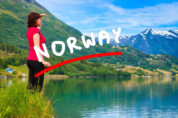 Femme touristique bénéficiant d'une vue sur le fjord en Norvège — Photo