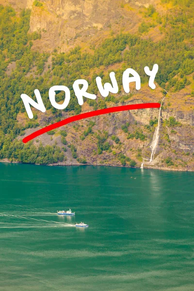 Cruiseschip op Noorse fjord — Stockfoto