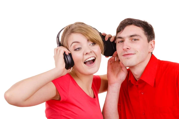 Pareja dos amigos con auriculares escuchando música —  Fotos de Stock