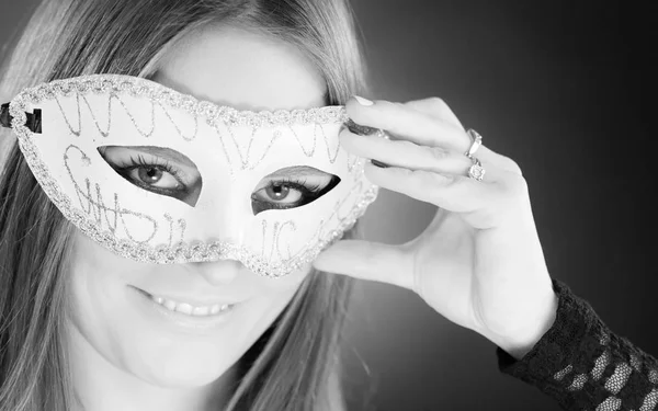 Žena držící karnevalové masky closeup — Stock fotografie