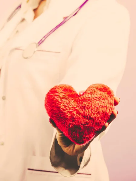 Médecin féminin avec cœur . — Photo