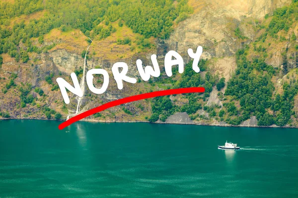 Navio de cruzeiro no fiorde norueguês — Fotografia de Stock
