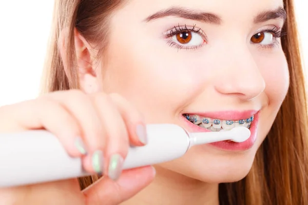 Vrouw tandenpoetsen met bretels met borstel — Stockfoto