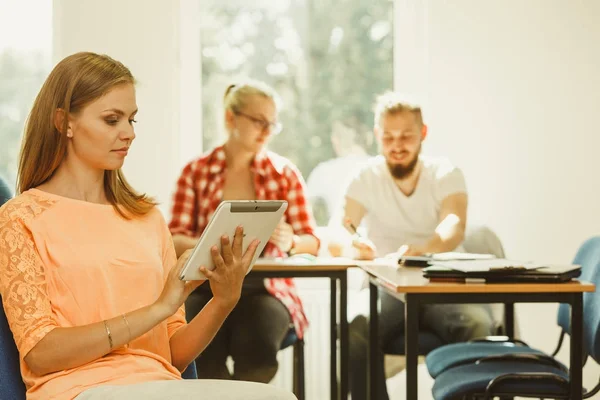 Student met tablet voor haar klasgenoten meisje — Stockfoto