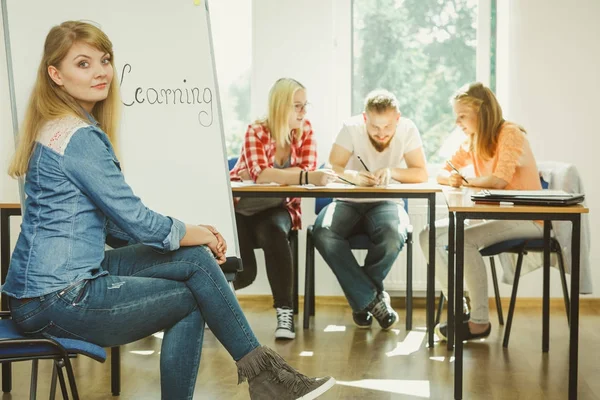 Student dziewczyna pisanie Nauka słowo na tablicy — Zdjęcie stockowe