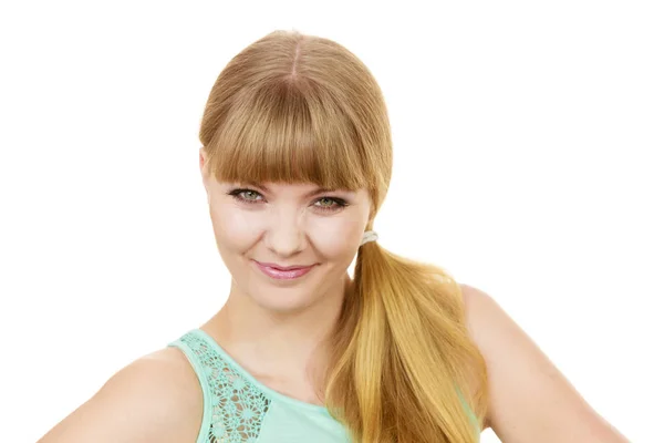 Aantrekkelijke blonde meisje lachend portret — Stockfoto
