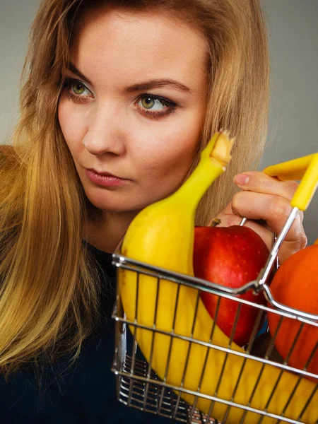 과일 안에 쇼핑 바구니를 들고 여자 — 스톡 사진