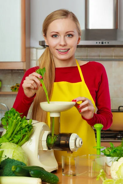 Femme dans la cuisine faisant jus de smoothie de légumes — Photo
