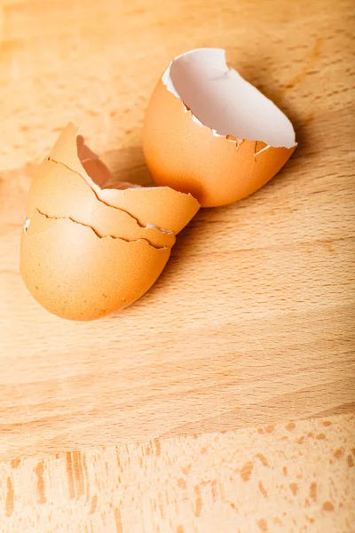 Detailed closeup of empty cracked eggshells — Stock Photo, Image