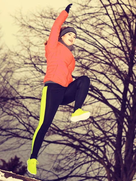 Spor giyim dışında kış aylarında egzersiz giyen kadın — Stok fotoğraf