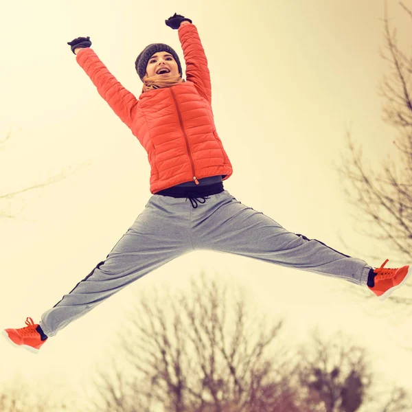 Mulher vestindo sportswear exercitando fora durante o inverno — Fotografia de Stock