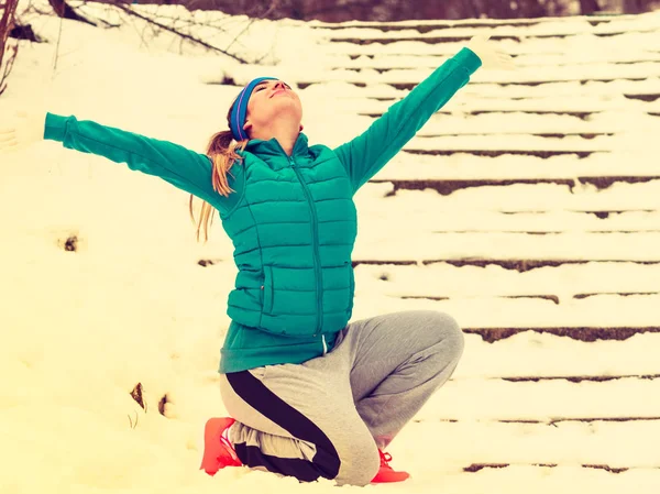 Женщина в спортивной одежде на улице зимой — стоковое фото