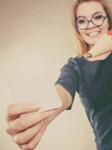 Verrückte Frau hält großen Bleistift in der Hand — Stockfoto