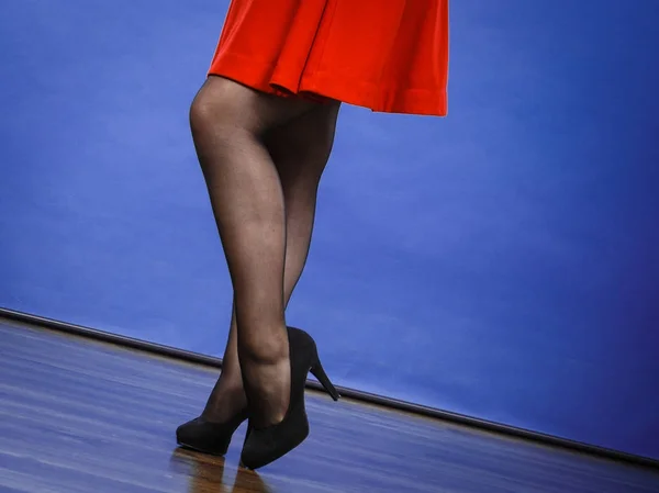 Mujer con vestido rojo y tacones altos — Foto de Stock