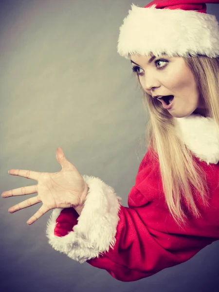 Gelukkige vrouw draagt Santa Claus helper kostuum — Stockfoto